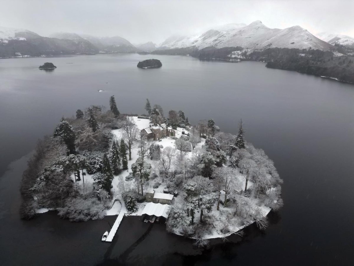 Just stunning in #cumbria today with lots of #uksnow Derwentwater Keswick #weather #snowday #snow @StormHour @PA