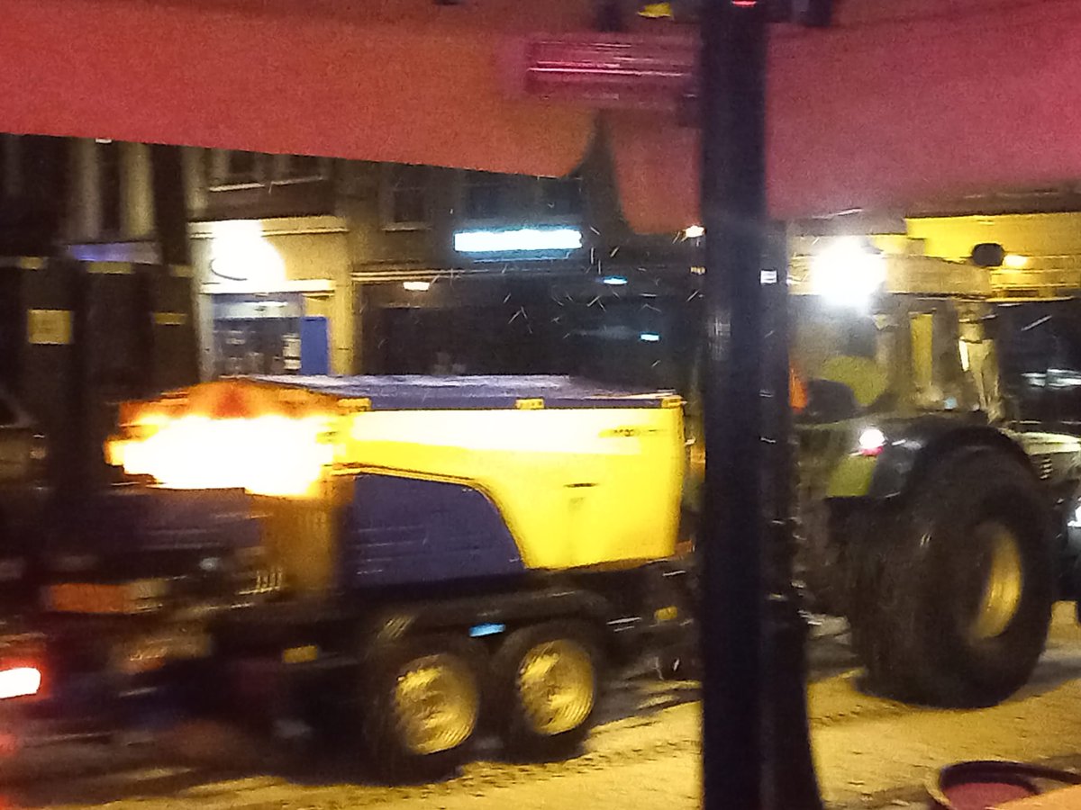 frodojay11's tweet photo. Op de markt van Gouda, midden in de nacht , al 2 dagen op rij.
Strooien met een tractor, met een noodgang over het plein en door de zij straten, alles staat te trillen in huis, over de herrie maar niet te spreken.
Gemeenten Gouda is dit nieuw? 
Was toch altijd met busjes ?? https://t.co/b89jBTarYA