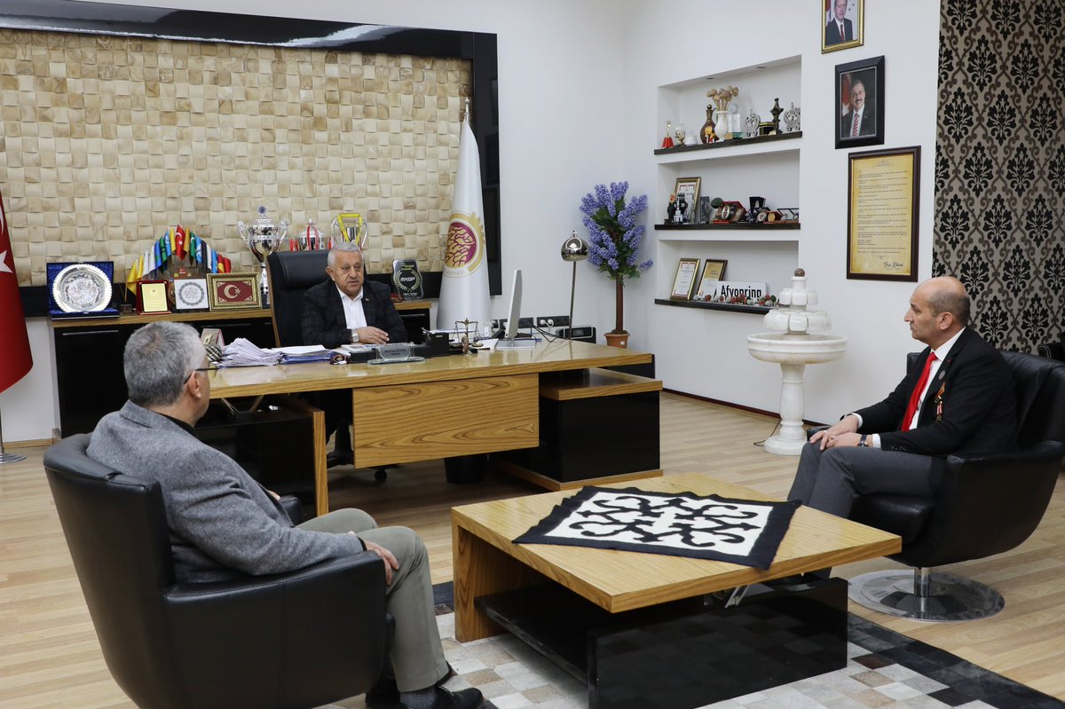 Türkiye Harp Malulü Gaziler Şehit Dul ve Yetimleri Derneği Afyonkarahisar Şube Başkanı İsmail Kumartaşlı ve beraberindeki şehit babalarımız ile gazimizi belediyemizde misafir ettik. 

Çalışmasını titizlikle yürüttüğümüz 'Şehitler Takvimi'yle ilgili istişarede bulunduk.