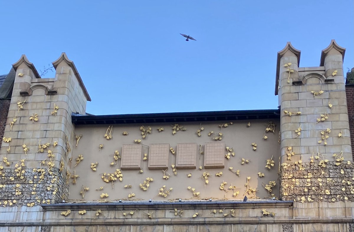 alicerawsthorn's tweet photo. Always look up… Or you might miss Rachel Whiteread’s beautiful Tree of Life on the facade of the Whitechapel Gallery.
⁦@_TheWhitechapel⁩ https://t.co/toTqU3IPJT