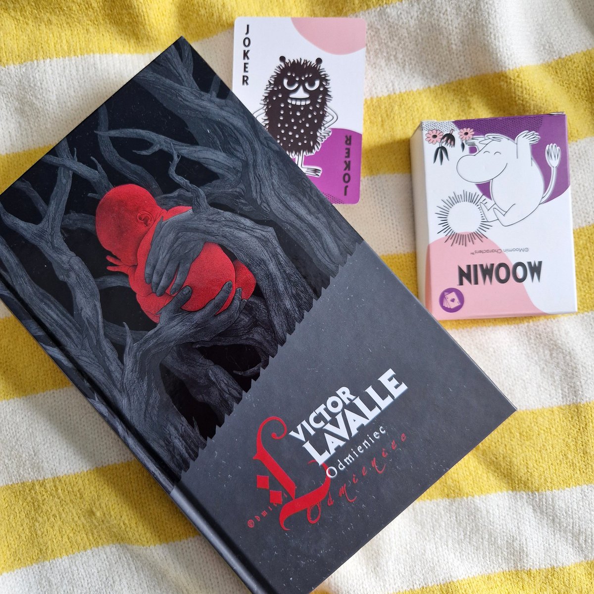 #tbr z #secretSanta redaktorki Fushi, a do tego #karty z #Muminki! To przewspaniały prezent dla mola książkowego i komiksiary w jednym 💜

#mumintroll #bobek #książka #horror #groza #fantastyka #victorlavalle #odmieniec #prezent #czytanie #czytanko #bookish #moomins #nerdzenie