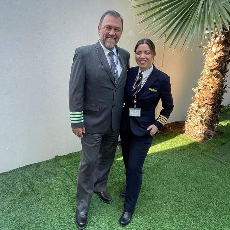 flysicardi's tweet photo. Qué lindo momento 😍🇨🇱 Capitán (R) Jaime Vicencio y su hija Camila, primera mujer chilena Comandante de A 380, recién ascendida 👩✈️
#ASPCH ✈️🚁
Asociación de Pilotos de Chile https://t.co/Wclv3QpUXW