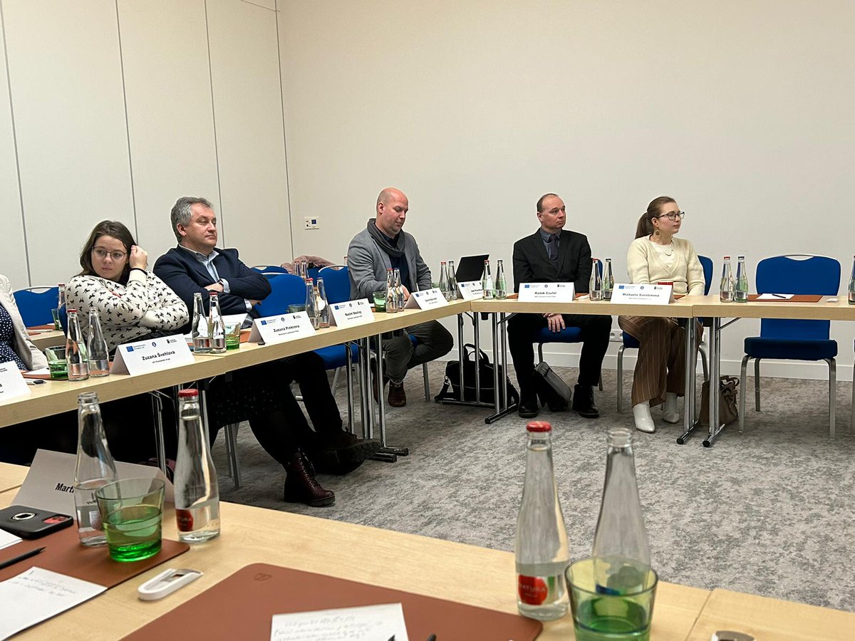 skolskeodbory's tweet photo. Dne 15. 1. 2024 se v #Praze pod záštitou ČMOS PŠ konal kulatý stůl projektu Vývoj systému podpory pro začínající učitele. Cílem bylo shrnout výsledky projektu, představit příručku pro začínající učitele. Další infomace na webu školských odborů na adrese: https://t.co/aZyWA4lYDh https://t.co/fHHbgwVAwG