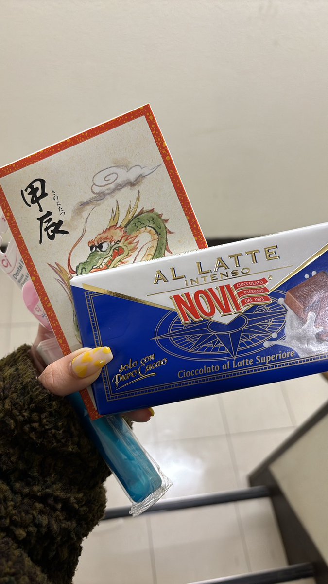 otakarakyc's tweet photo. 矯正の先生が「この前イタリアの学会いったからお土産あげますからね、それからこれはお年玉です」つって色々くれたの何？？？ https://t.co/UP4bScNiSP