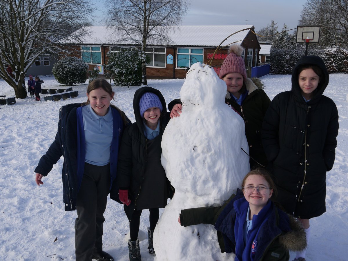 AppleySaintsCE's tweet photo. Everybody has been out in the snow today on the sledge down the hill and building our snowmen! Look at how creative our children are! #ABASYR #ABASY5 #ABASY6 @FriendsPrimary @appley_b @WN6_Mums @WigToday @LocalLifeMedia https://t.co/rom4UoA3a3
