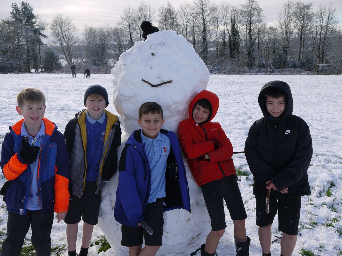 AppleySaintsCE's tweet photo. Everybody has been out in the snow today on the sledge down the hill and building our snowmen! Look at how creative our children are! #ABASYR #ABASY5 #ABASY6 @FriendsPrimary @appley_b @WN6_Mums @WigToday @LocalLifeMedia https://t.co/rom4UoA3a3