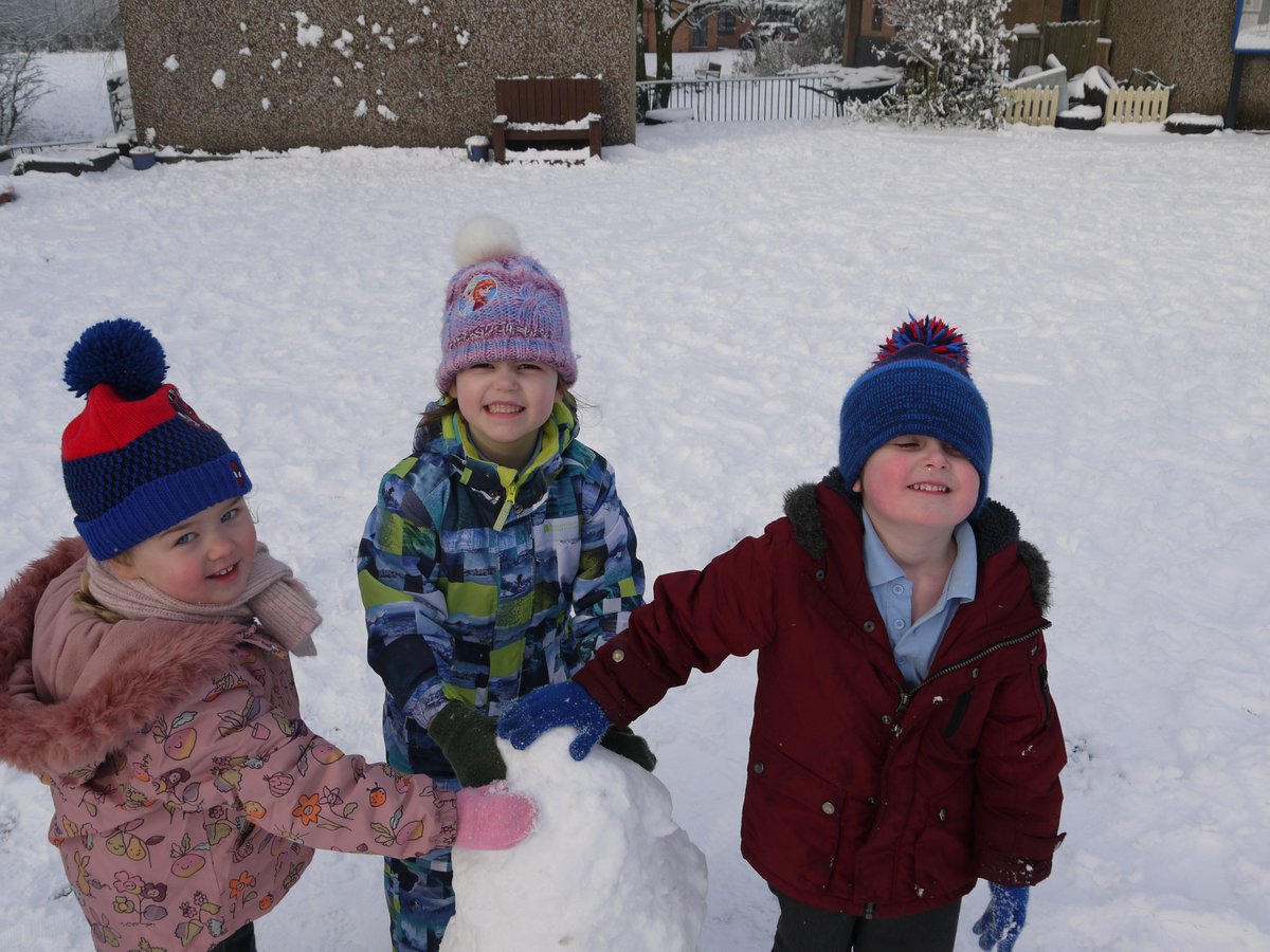 AppleySaintsCE's tweet photo. Everybody has been out in the snow today on the sledge down the hill and building our snowmen! Look at how creative our children are! #ABASYR #ABASY5 #ABASY6 @FriendsPrimary @appley_b @WN6_Mums @WigToday @LocalLifeMedia https://t.co/rom4UoA3a3