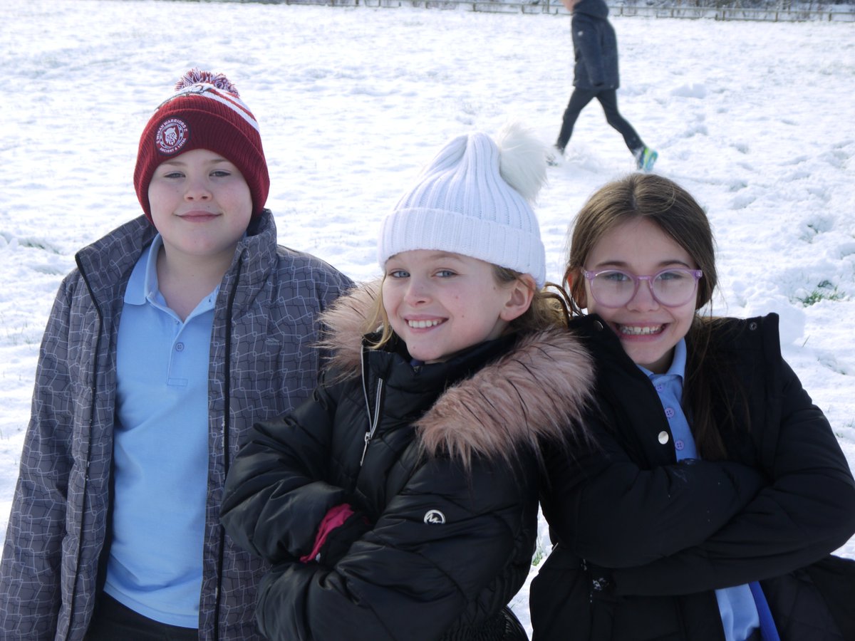AppleySaintsCE's tweet photo. Everybody has been out in the snow today on the sledge down the hill and building our snowmen! Look at how creative our children are! #ABASYR #ABASY5 #ABASY6 @FriendsPrimary @appley_b @WN6_Mums @WigToday @LocalLifeMedia https://t.co/rom4UoA3a3