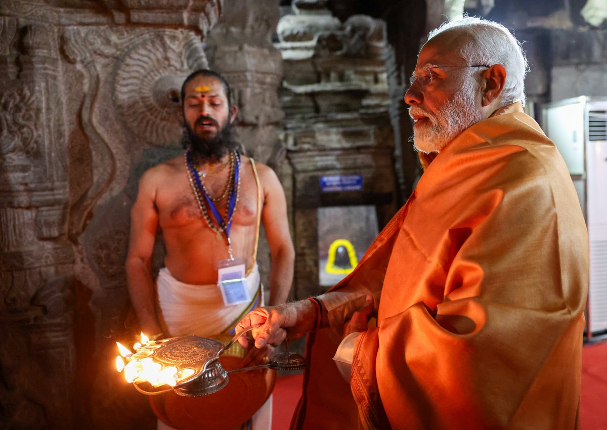 narendramodi's tweet photo. For all those who are devotees of Prabhu Shri Ram, Lepakshi holds great significance. Today, I had the honour of praying at the Veerbhadra Temple. I prayed that the people of India be happy, healthy and scale new heights of prosperity. https://t.co/VDTSdrMpCS