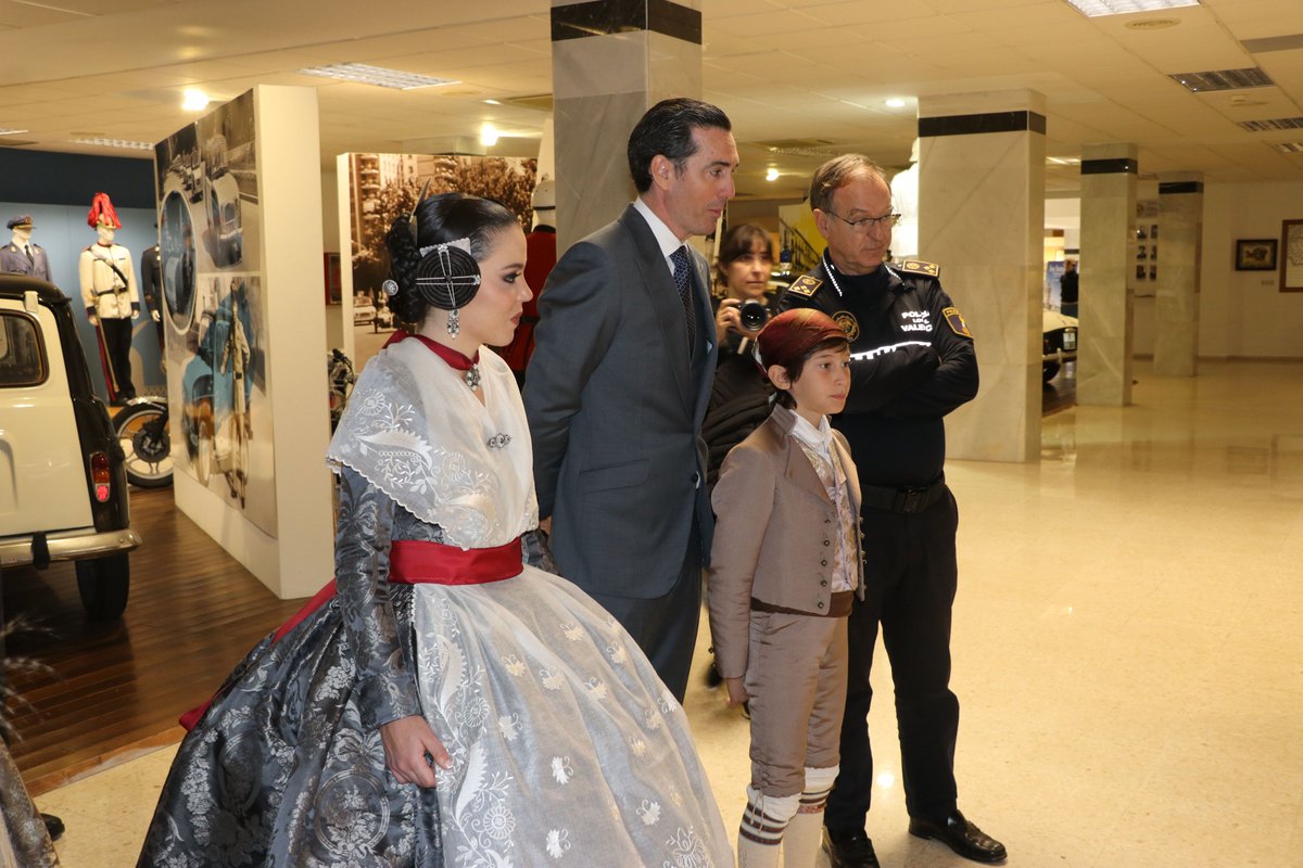 policialocalvlc's tweet photo. La comissió de @fallaconvento ha visitat hui les nostres instal·lacions a l'Avinguda del Cid. https://t.co/nUcprRU2kt