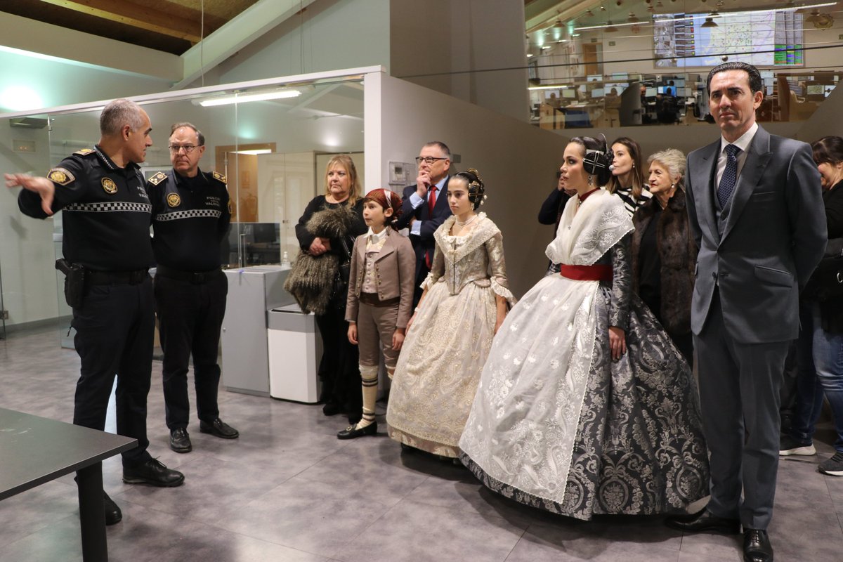 policialocalvlc's tweet photo. La comissió de @fallaconvento ha visitat hui les nostres instal·lacions a l'Avinguda del Cid. https://t.co/nUcprRU2kt