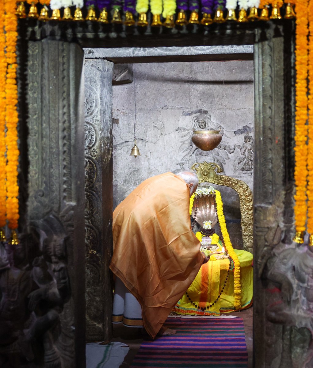 narendramodi's tweet photo. For all those who are devotees of Prabhu Shri Ram, Lepakshi holds great significance. Today, I had the honour of praying at the Veerbhadra Temple. I prayed that the people of India be happy, healthy and scale new heights of prosperity. https://t.co/VDTSdrMpCS
