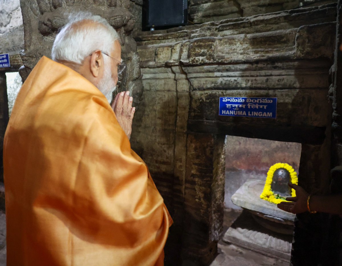 narendramodi's tweet photo. For all those who are devotees of Prabhu Shri Ram, Lepakshi holds great significance. Today, I had the honour of praying at the Veerbhadra Temple. I prayed that the people of India be happy, healthy and scale new heights of prosperity. https://t.co/VDTSdrMpCS