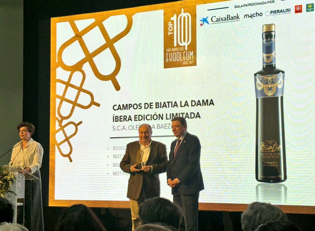 Nuestro presidente Román León recoge el Premio <a href="/evooleum/">Evooleum</a> de manos del ministro de @mapagob, <a href="/LuisPlanas/">Luis Planas Puchades</a>, como segundo #AOVE del mundo. Reconocimiento a la gran labor de socios, trabajadores y Rectora, y que nos motiva para seguir por el camino de la #Calidad. #DamaIberaAOVE