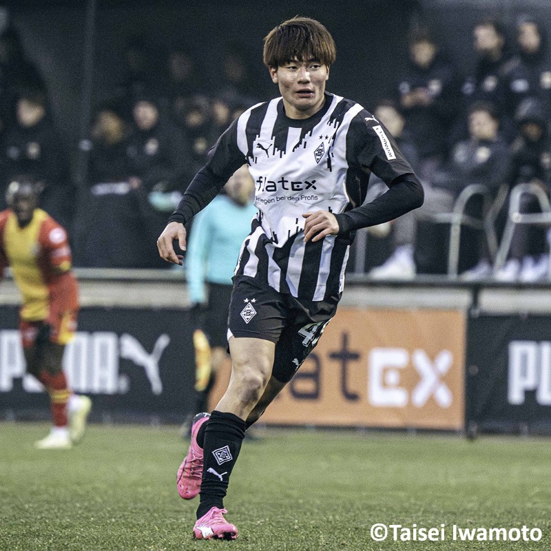 GoalJP_Official's tweet photo. 🇩🇪 進化し続ける19歳 🇯🇵

#福田師王 が #ボルシアMG トップチームに昇格！

クラブのSDは「師王は練習でも試合でも数カ月にわたって自分の力を示してきた。これまでの功績に対するご褒美だ」と称えた。