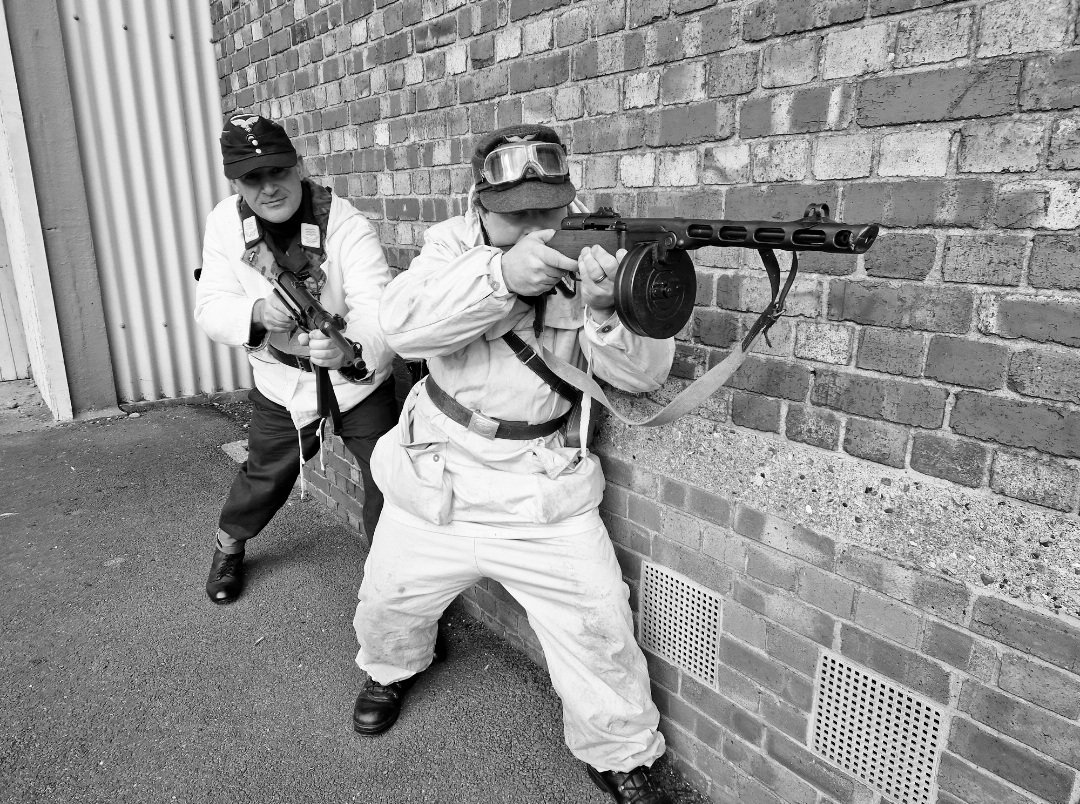 JasonJo16253734's tweet photo. At the Chatham Militaria Fair , and unfortunately no snow still , but myself and Heinrich still managed to have a great time.
🚫 NON POLITICAL 🚫
Eastern Front Fallschirmjäger impression
#mp40 #ppsh #deactivatedguns #Fallschirmjäger #Fallschirmjager3r2k #reenacters #Luftwaffe https://t.co/o8EVrkzjPN