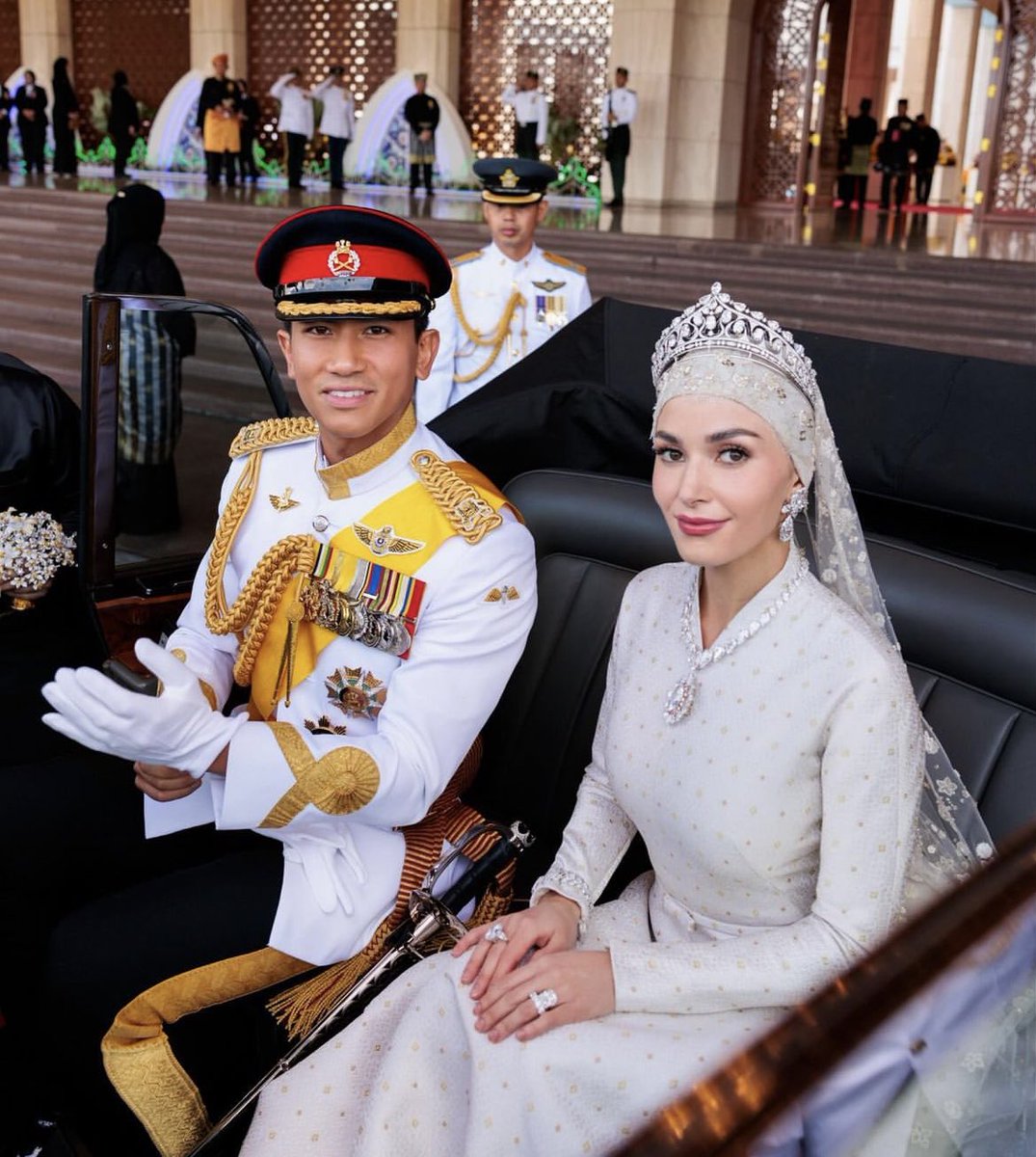 ooumsgh's tweet photo. Le fait que le prince de Brunei s’est marié avec une fille qu’il connaît depuis son enfance, allons pleurer https://t.co/Jh8yoKemYG