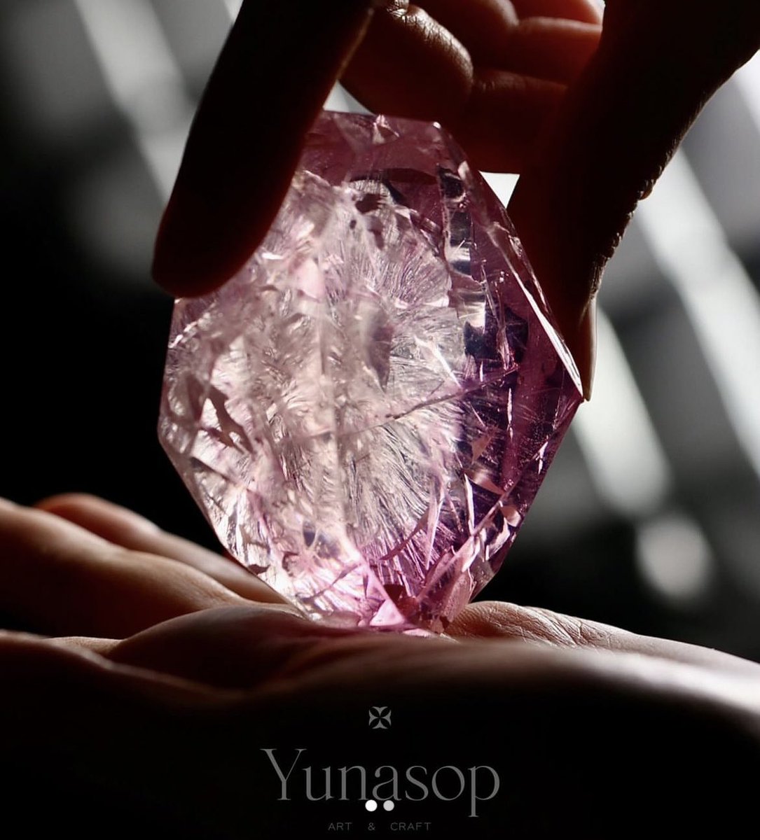 remotegirljp's tweet photo. 誕生石をコンセプトにした台湾の石鹸ブランド【Yunasop】さんの商品……いやもはや作品が石鹸とは思えない透明感と美しさで頭がバグりそう。 https://t.co/NFZ6z6NkKa