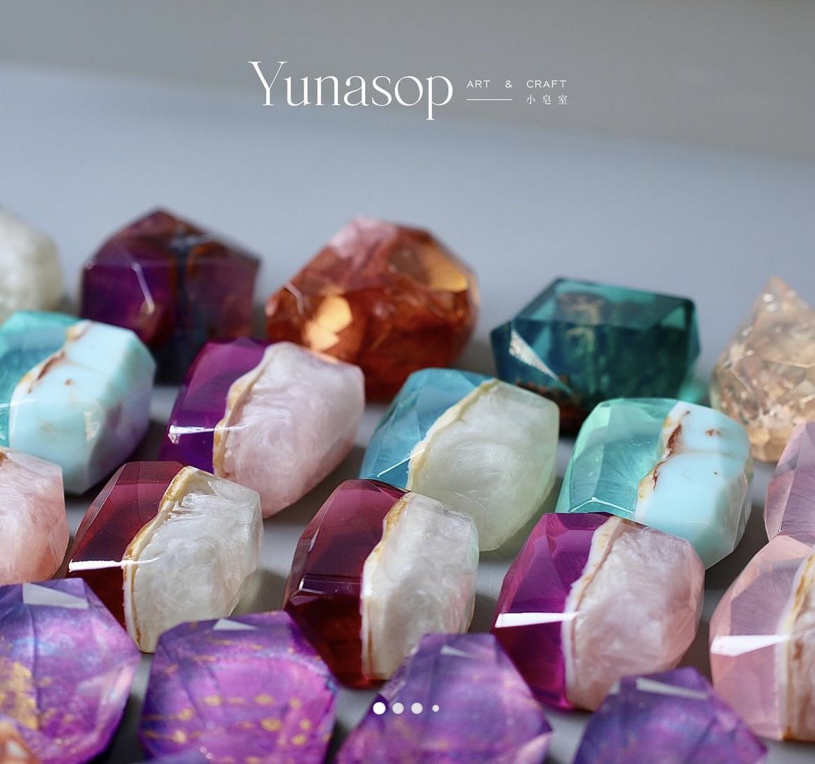 remotegirljp's tweet photo. 誕生石をコンセプトにした台湾の石鹸ブランド【Yunasop】さんの商品……いやもはや作品が石鹸とは思えない透明感と美しさで頭がバグりそう。 https://t.co/NFZ6z6NkKa