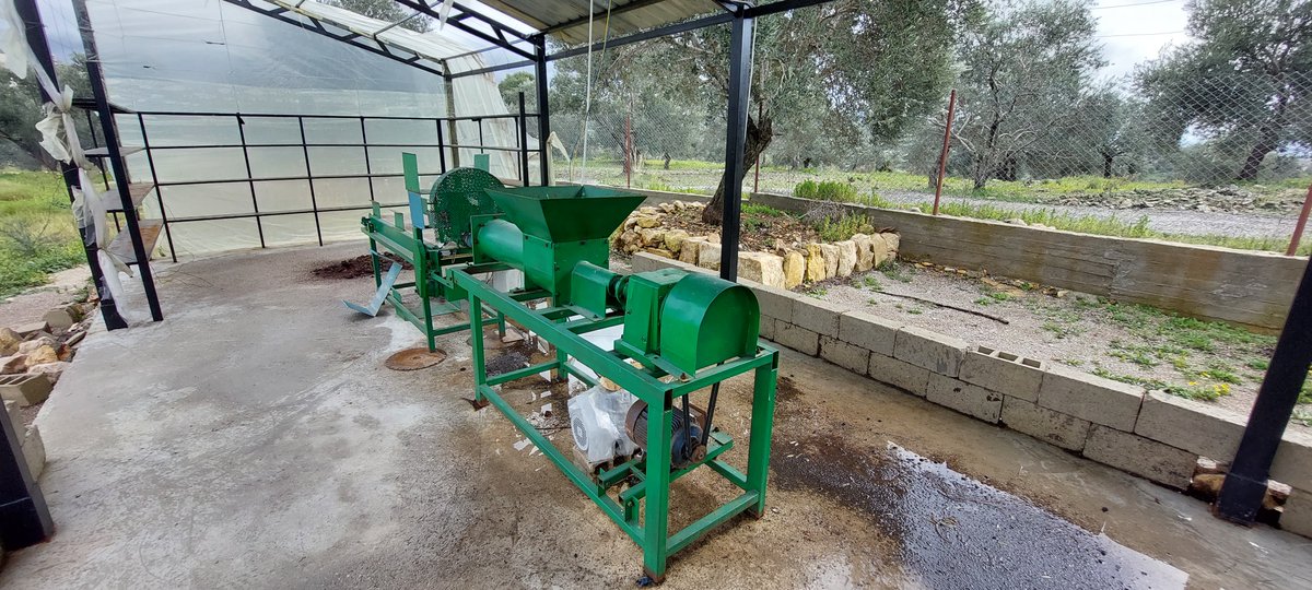 SOSCdOrient's tweet photo. 🇸🇾 Waël Kassouha, chef de mission en #Syrie, constate l'installation de panneaux photovoltaïques du projet de biocarburant à #Baqto. L'ensemble de cette structure permet la confection de buches combustibles pour l'hiver.
❤️ Avec 43.000€, vous financez un projet de biocarburant pour les familles qui subissent le froid. Faites un don : https://t.co/wTF6SqibQN
#chrétiensdOrient