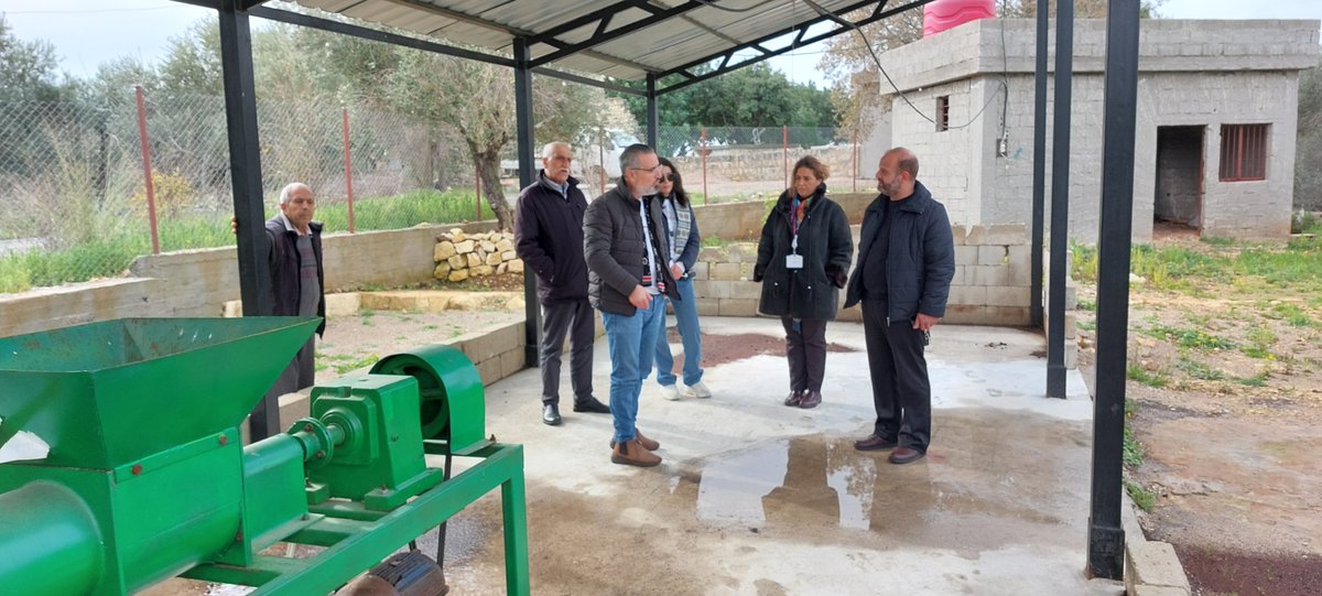 SOSCdOrient's tweet photo. 🇸🇾 Waël Kassouha, chef de mission en #Syrie, constate l'installation de panneaux photovoltaïques du projet de biocarburant à #Baqto. L'ensemble de cette structure permet la confection de buches combustibles pour l'hiver.
❤️ Avec 43.000€, vous financez un projet de biocarburant pour les familles qui subissent le froid. Faites un don : https://t.co/wTF6SqibQN
#chrétiensdOrient