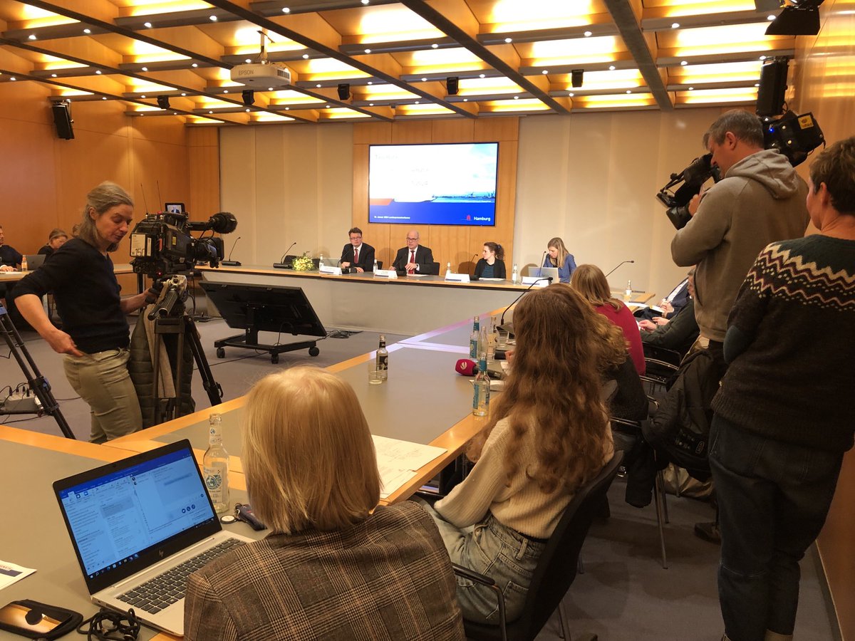 ZDFhamburg's tweet photo. Ties Rabe (SPD) geht von Bord. Nach 13 Jahren gibt er das Amt des #Hamburger Schulsenators aus „gesundheitlichen Gründen“ ab. „Ich blicke zufrieden zurück, es gibt aber auch noch viel zu tun“, sagt er (rechts im Bild) zum Abschied in der #Landespressekonferenz.  @zdfheute https://t.co/8VT6I1n7Zm
