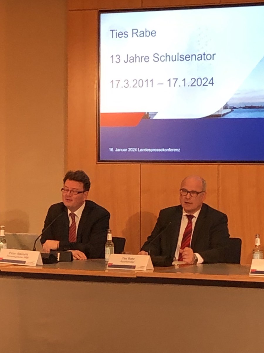 ZDFhamburg's tweet photo. Ties Rabe (SPD) geht von Bord. Nach 13 Jahren gibt er das Amt des #Hamburger Schulsenators aus „gesundheitlichen Gründen“ ab. „Ich blicke zufrieden zurück, es gibt aber auch noch viel zu tun“, sagt er (rechts im Bild) zum Abschied in der #Landespressekonferenz.  @zdfheute https://t.co/8VT6I1n7Zm