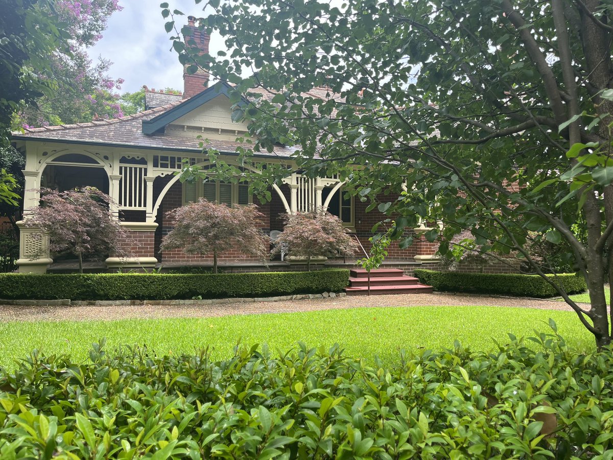 Visit to sublime #AppianWay, a garden city gem hidden just off busy Burwood & Liverpool Roads.
A fine assortment of substantial Federation-era houses with large gardens, set in a coordinated subdivision around a central croquet lawn, with pollarded brushbox street planting