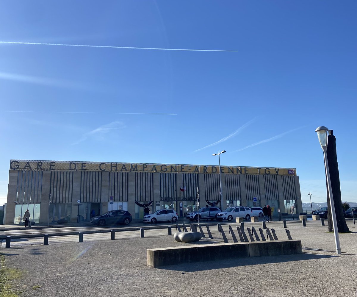 Magnifique ciel bleu aujourd’hui en gare de Champagne Ardennes TGV #Reims #SNCF <a href="/ConnectGares/">SNCF Gares & Connexions</a>