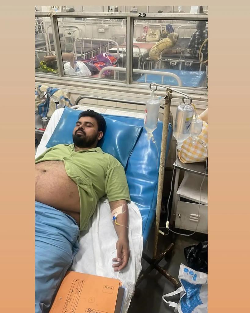 BandhuNews_in's tweet photo. राजीव शुक्ला ने शाकाहारी होने के कारण बारबेक्यू नेशन के वर्ली आउटलेट ( Barbeque Nation - Mumbai - Worli Atria Mall, 4th Floor, Dr Annie Besant Rd, Lotus Colony, Worli, Mumbai,  400018 ) से शाकाहारी भोजन का डिब्बा ऑर्डर किया। हालांकि, जब उन्हें खाने में मरा हुआ चूहा मिला तो वह हैरान रह गए।  अपने ट्वीट में शुक्ला ने कहा कि दूषित खाना खाने के बाद उन्हें 75 घंटे से अधिक समय तक अस्पताल में भर्ती रहना पड़ा।  उनके ट्वीट में कहा गया, ''अभी तक नागपाड़ा पुलिस स्टेशन में शिकायत दर्ज नहीं की गई है।''  प्रयागराज निवासी ने दूषित भोजन की तस्वीरें भी साझा कीं, जिसमें शाकाहारी भोजन के डिब्बे में एक मरा हुआ चूहा दिखाई दे रहा था,
#BarbequeNation
#AtriaMall #mybmcWardGS #MumbaiPolice