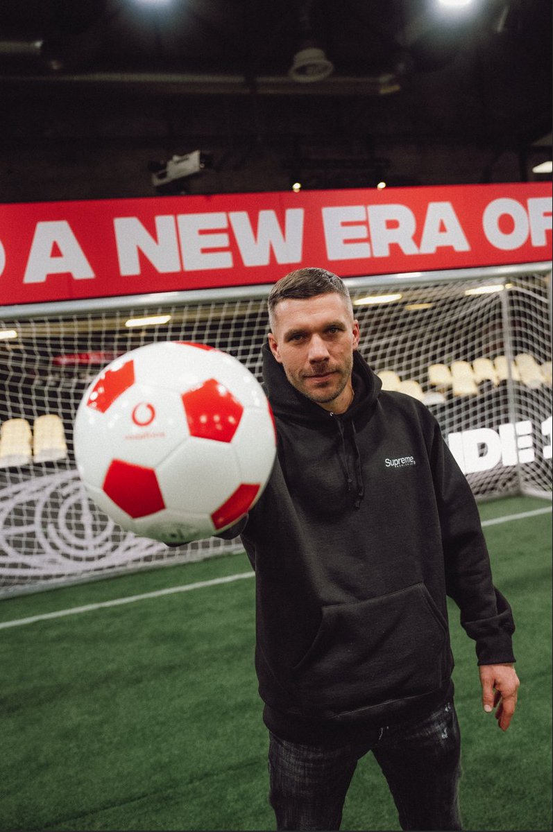 Vodafone meets #BallerLeague! ❤️⚽ Bei der neuen Liga von <a href="/Podolski10/">Lukas-Podolski.com</a> &amp; <a href="/matshummels/">Mats Hummels</a> trifft Indoor-Fußball auf Hightech. 🥅📶 Wir bringen den #Budenzauber durch #5G-Bodycams in Echtzeit auf eure Screens. Mit dabei: <a href="/KPBofficial/">Prince Boateng</a>, <a href="/MontanaBlack/">GetOnMyLvL</a> uvm! 👉 vod.af/3l4u5v