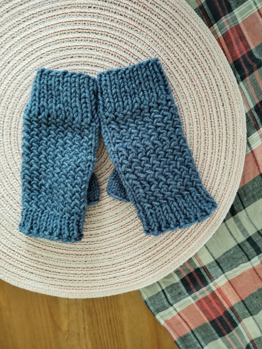 nashtiajoje's tweet image. Девочки и мальчики! Зима ещё не закончилась, а ручки мёрзнут . Распродажа! 
Очень много я навязала миттенок , поэтому хочу продать и порадовать дочку деньгами)) 
Начнем ! 
Цена для германии 15 евро ( пересылка включена в стоимость)
1. Шерсть 49% процентов, плотные.