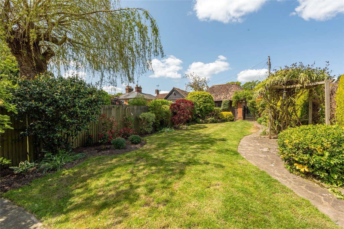 JSDorking's tweet photo. Charming #charactercottage for sale

#Ockley #Surrey

Ivy #Cottage is a stunning #periodproperty with many #characterfeatures, recently redecorated, and with parking, a garage and delightful rear garden. On the market with a guide price of £575,000.

https://t.co/dP8eARFnU5 https://t.co/A21kyLTscr