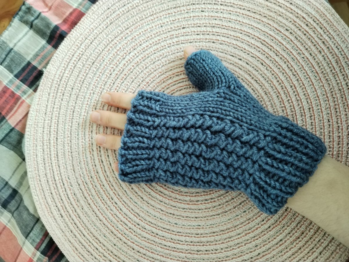 nashtiajoje's tweet image. Девочки и мальчики! Зима ещё не закончилась, а ручки мёрзнут . Распродажа! 
Очень много я навязала миттенок , поэтому хочу продать и порадовать дочку деньгами)) 
Начнем ! 
Цена для германии 15 евро ( пересылка включена в стоимость)
1. Шерсть 49% процентов, плотные.