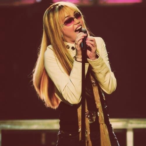 PinkSmilerMiley's tweet photo. how i met her                              i’m still here https://t.co/blZRD1Jzkq
