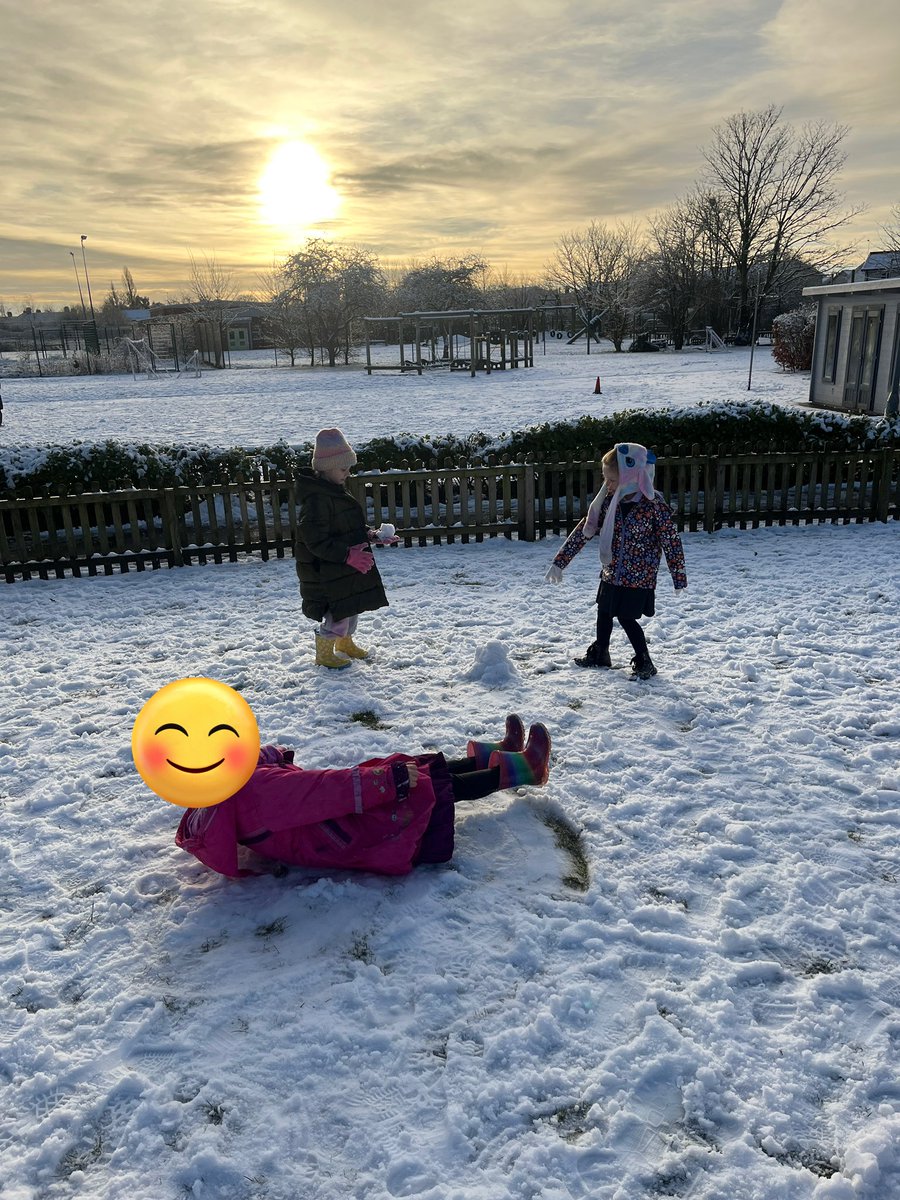 MissFlynnMLP's tweet photo. There’s snow fun like snow fun! What an amazing morning building snowmen, snow hall fights and making snow angels. @MabLanePri @MrGuyMLP #onlythebest #50thingstodo #snowday ❄️ ⛄️ https://t.co/qqa177pEYz