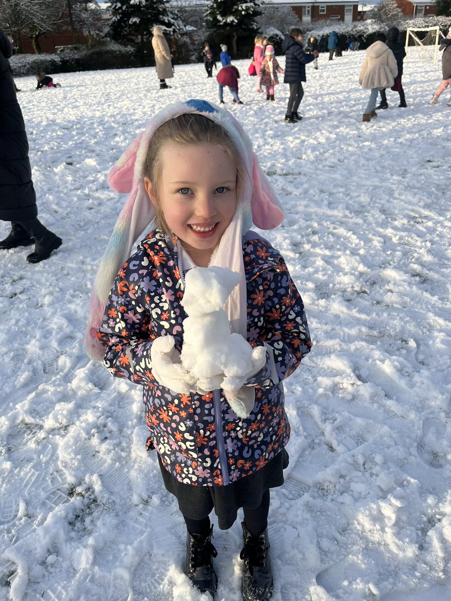 MissFlynnMLP's tweet photo. There’s snow fun like snow fun! What an amazing morning building snowmen, snow hall fights and making snow angels. @MabLanePri @MrGuyMLP #onlythebest #50thingstodo #snowday ❄️ ⛄️ https://t.co/qqa177pEYz