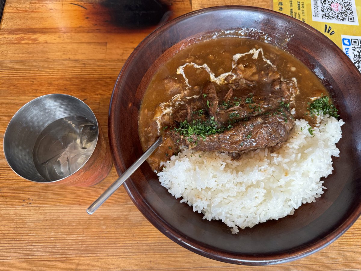 YuTa_Saito_yts's tweet photo. 取材帰りに
みはらしの丘の #meatmeet で
数量限定の自家製山形牛カレーを。

「つや姫700g」という文言に惹かれ、つい注文したら
5人前のサラダを盛るようなボウルで来た...！

満足感と達成感たるや😋
ホロッホロの牛タンの赤ワイン煮がたまらなかった、、

#斉藤デカ盛りメモリーズ
#ミートミート https://t.co/m6PtpahWwX