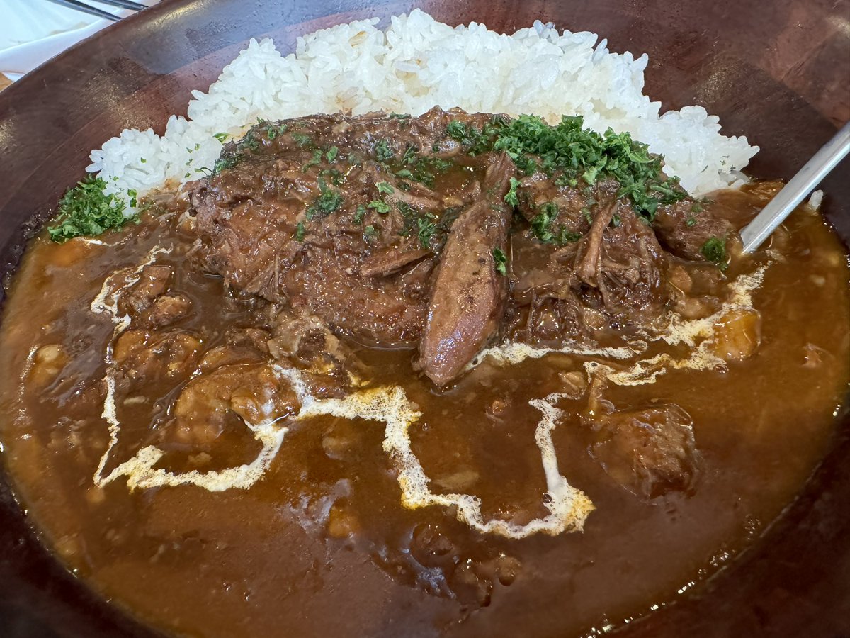 YuTa_Saito_yts's tweet photo. 取材帰りに
みはらしの丘の #meatmeet で
数量限定の自家製山形牛カレーを。

「つや姫700g」という文言に惹かれ、つい注文したら
5人前のサラダを盛るようなボウルで来た...！

満足感と達成感たるや😋
ホロッホロの牛タンの赤ワイン煮がたまらなかった、、

#斉藤デカ盛りメモリーズ
#ミートミート https://t.co/m6PtpahWwX