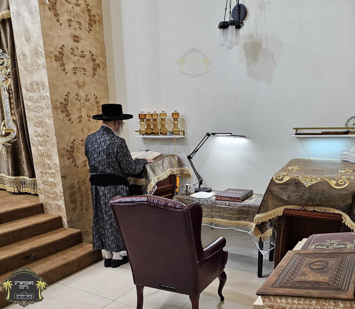 HQSatmar's tweet photo. Satmar Grand Rebbe Aron leads the prayers at Rabbi Arik Denebeim's @jewishps #Chabad Shul in #PalmSprings #CA honoring the 98th #Yahrtzeit of his esteemed grandfather Rabbi Chaim Zvi Teitelbaum OBM Sigeter Rav and author of “Atzei Chaim” (1880-1926) interred in #Sighet #Romania https://t.co/P2vTEKQHkO