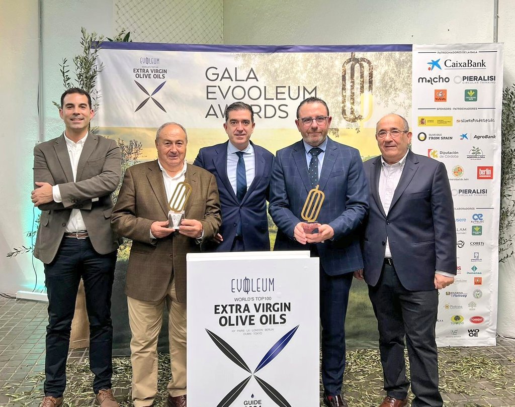 Román León y Juan Rascón posan con el Premio <a href="/evooleum/">Evooleum</a>, junto al alcalde del <a href="/AytoBaeza/">Ayuntamiento Baeza</a>, <a href="/pedrojcbaeza/">Pedro J. Cabrera</a>, el concejal de Agricultura, Antonio Perales; y Rafael Cano, nuestro embajador comercial en Madrid. #SoyCamposdeBiatia #DamaIberaAOVE