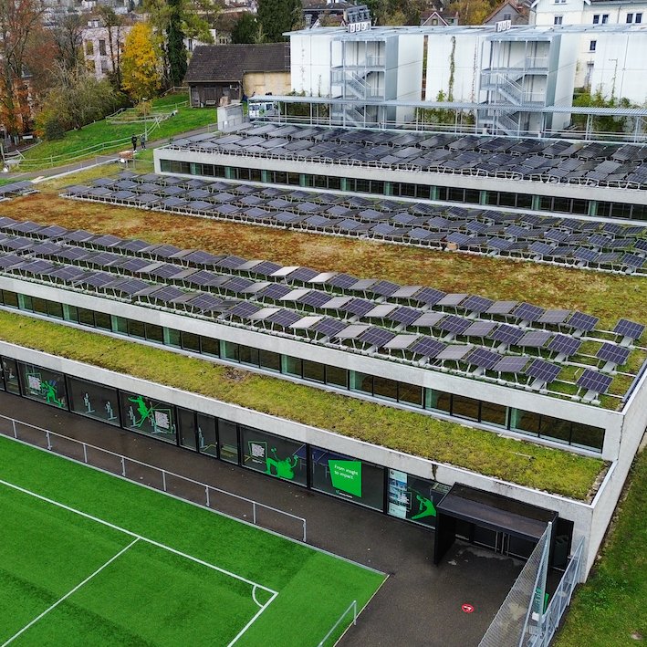 Sporthalle mit crowdfinanziertem 214 kW PV-Dach deckt 85% des Eigenbedarfes. 
Dieser heimische Strom ohne Brennstoffe, ohne Kühlwasser &amp; ohne Emissionen erhöht die Versorgungssicherheit, weil er Wasserkraft- &amp; Gasspeicher entlastet. 
Gut für die heimische Wirtschaft &amp; Werkplatz.