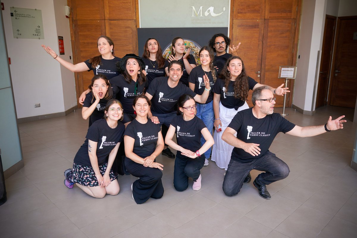CCESantiago's tweet photo. Un equipo sin igual 🎭👏

El taller de @VersoClasico terminó una nueva y exitosa versión de su curso de verano ¿Con qué nuevos talentos nos sorprenderán cuando llegue el festival del 2024? ¡Ya no podemos esperar! https://t.co/6wdCRajv3U