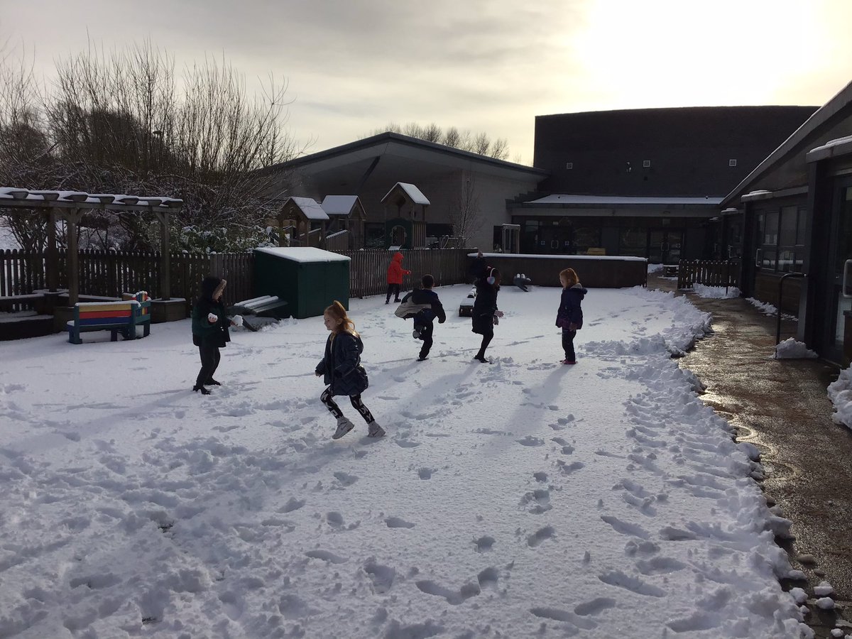 CanonYearTwo's tweet photo. Year 2 have been in awe at the huge amount of snow that has fallen https://t.co/nSYi0X8zoZ