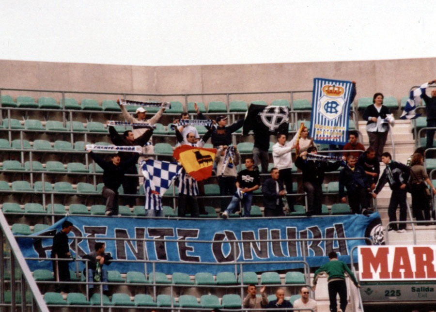 culturayesenzia's tweet photo. Frente Onuba en el Benito Villamarin.
#ultras #rcrh #ontour #viejostiempos https://t.co/MuLDG1iH1o