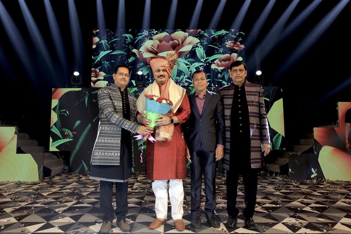 RajkishorModi's tweet photo. माझे सुपुत्र चि संकेत याच्या विवाह सोहळ्यानिमित्त आयोजित सं��ीत रजनीच्या कार्यक्रमास राज्याचे कृषिमंत्री ना धनंजयजी मुंडे यांनी हजेरी लावून वधू वरास अनेक अनेक शुभेच्छासह आशिर्वाद दिले.

याप्रसंगी साहेबांचा मोदीपरिवारच्या वतीने सन्मान करण्यात आला.

@dhananjay_munde https://t.co/yaKTZWZ3B5