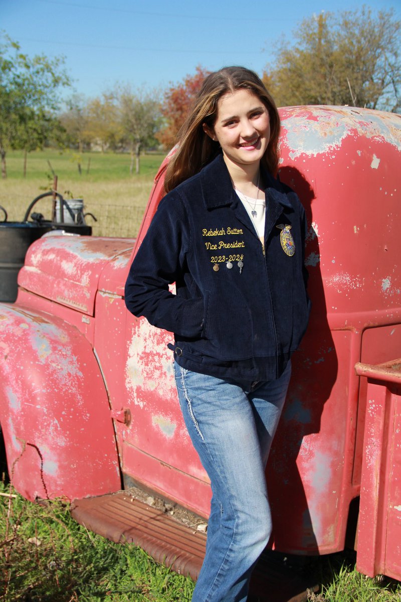 JustfromSutton's tweet photo. Sneak peeks of some pictures we took a few weeks ago.  She graduates in 141 days. 🎓😳😭 https://t.co/wkG6p6GKQA