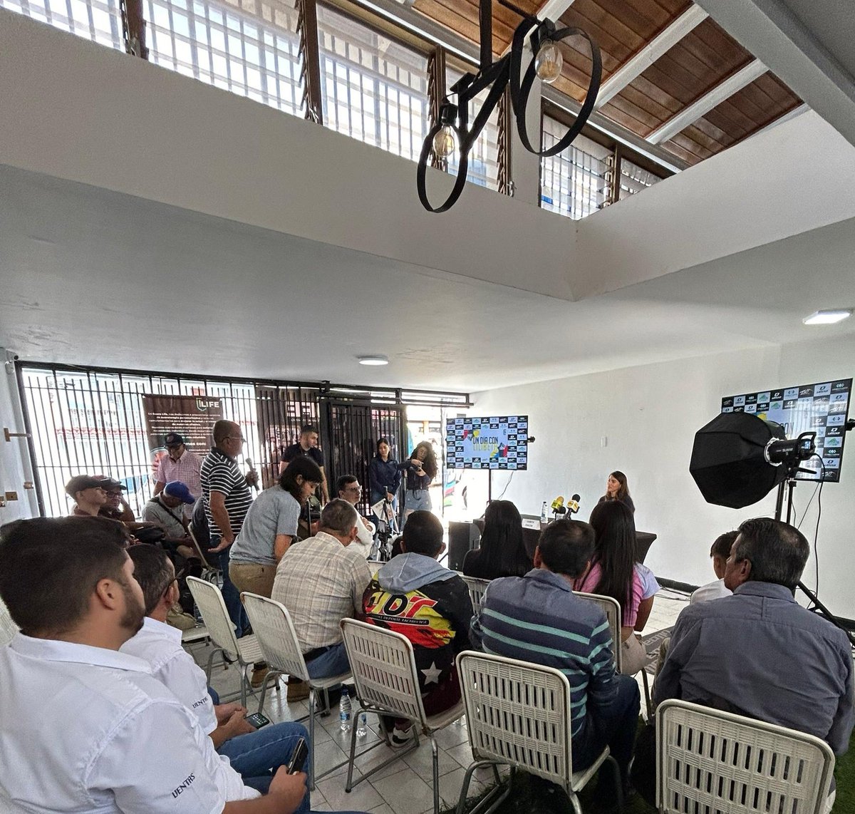 La atleta venezolana Lilibeth Chacón compartió con los medios tachirenses en la sede de Ulloa en San Cristóbal. El ciclismo femenino venezolano en su máxima exposición competitiva en la actualidad 
📸 <a href="/estasconectado/">felixfelix</a>