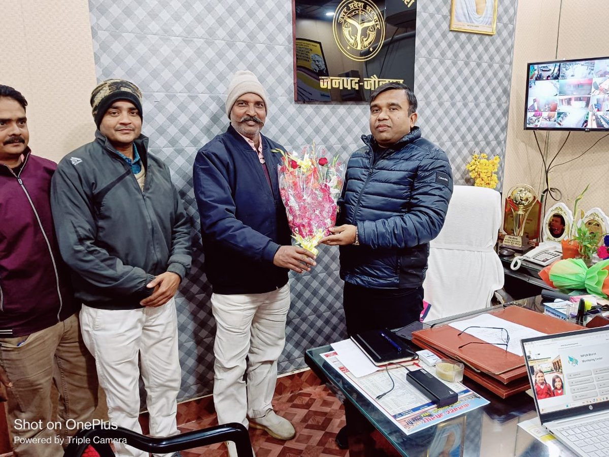 Chandra14405331's tweet photo. @dr_bsa @DMjaunpur @CMOfficeUP आज दिनांक 04/01/2024 को डा0 गोरखनाथ पटेल जिला बेसिक शिक्षा अधिकारी महोदय जौनपुर से नये वर्ष की पहली मुलाकात हुई । कर्मठ, ईमानदार और प्रतिभा के धनी बीएसए जौनपुर सर को नूतन वर्ष 2024 की बहुत बहुत हार्दिक शुभकामनाएं
चन्द्र प्रकाश सिंह https://t.co/I32ThmxGn4