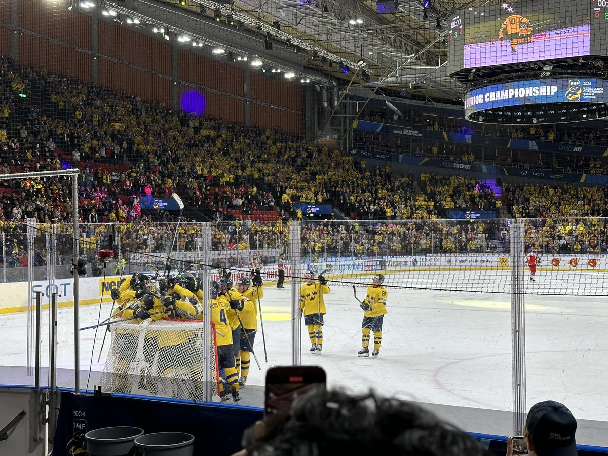 #Sverige🇸🇪 beats #Czechia🇨🇿 5-2 and advances to the gold medal game. The arena was electric and amazing. We’re up next in 2 hours. But first, dinner. #WorldJuniors #Gothenburg #Göteborg #Sweden #WinterVacation